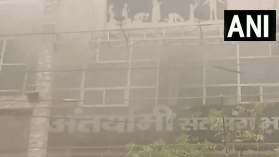 huge fire broke out in a building in Noida Sector 10
