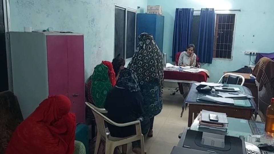 पुलिस हिरासत में लड़कियां