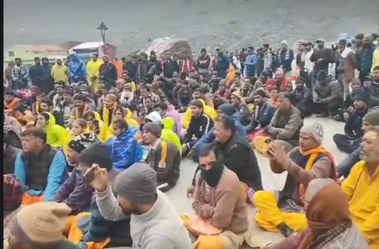 Kedarnath Dham Policeman pushed Pilgrims at VIP gate pilgrims and priests blamed police administration