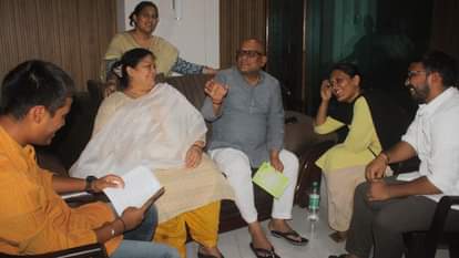 परिवार के साथ समय व्यतीत करते इंडिया गठबंधन के प्रत्याशी अजय राय।