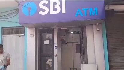 Sitapur: सीतापुर में एटीएम मशीन उखाड़ ले गए बदमाश, खेत में पड़ी मिली मशीन, 22 लाख रुपये चोरी ATM machine theft in Lahapur kotwali in Sitapur.