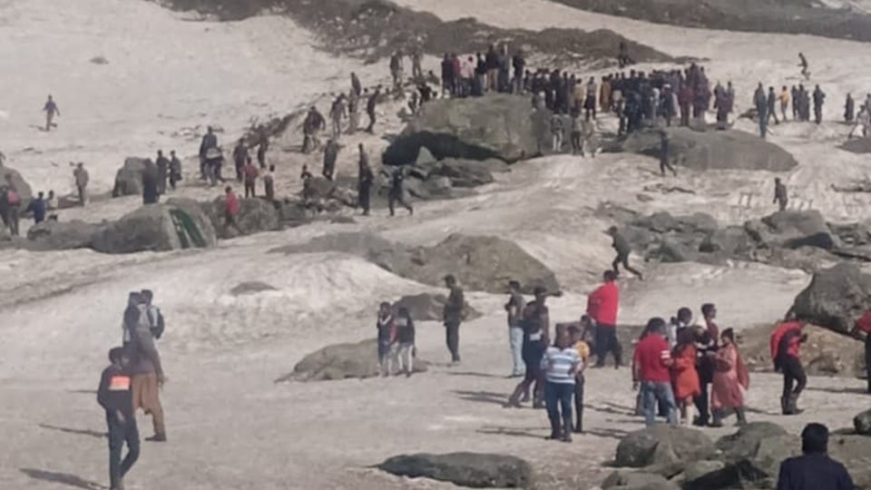 Jammu Kashmir : glacier broke in Sonamarg two tourists rescued one local missing