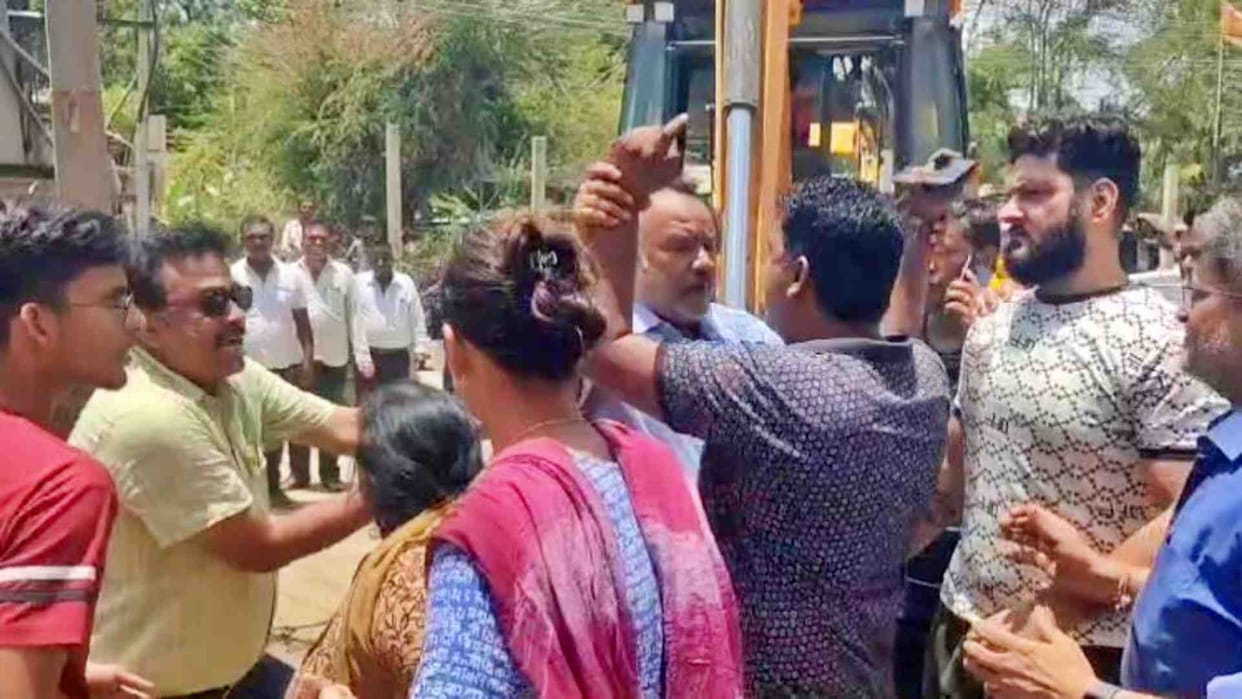 Sirohi News: People protested against the team that came to remove encroachment in TTE Colony