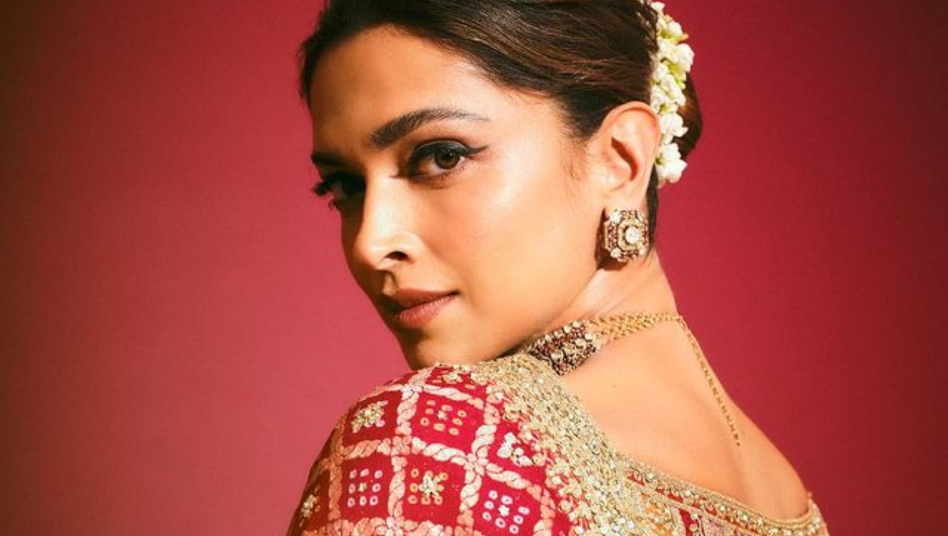 Deepika Padukone and Ranveer Singh were seen posing with the restaurant staff on a dinner date See Photo