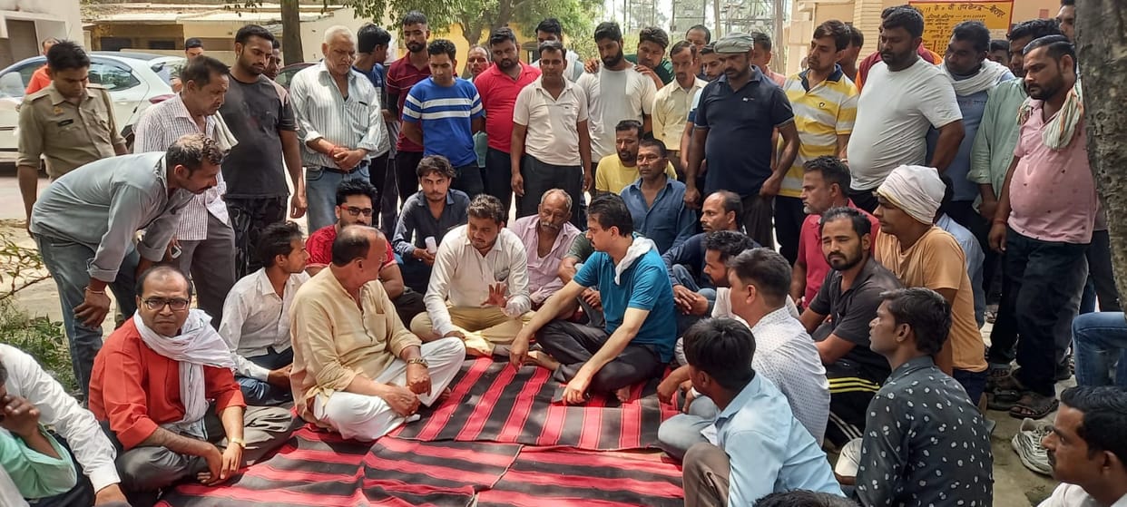Muzaffarnagar: Family members of contract lineman staged a sit-in protest at the power station