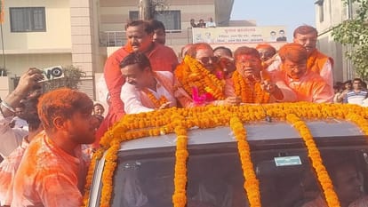 BJP workers celebrated with great enthusiasm  after winning the elections in Uttarakhand