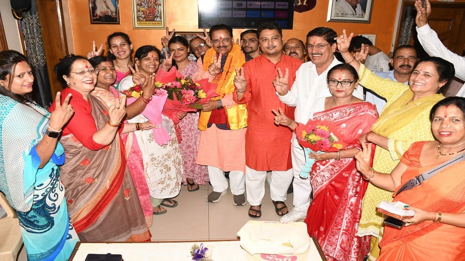 BJP workers celebrated with great enthusiasm  after winning the elections in Uttarakhand