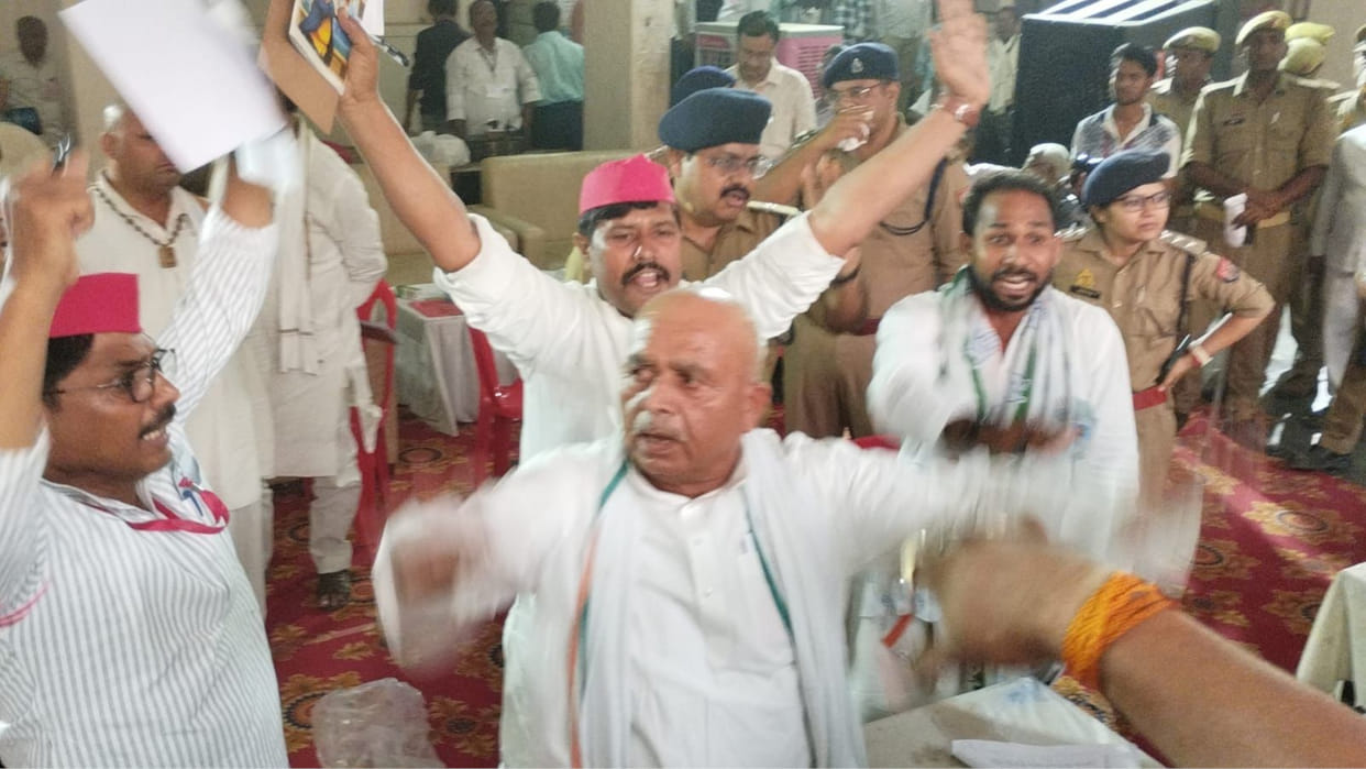 Congress candidate Sadal Prasad in Bansgaon Lok Sabha started protesting by demanding recounting
