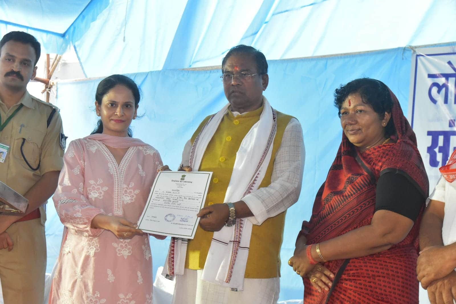 मंडला में फग्गन सिंह कुलस्ते को जीत का प्रमाण पत्र सौंपा गया।