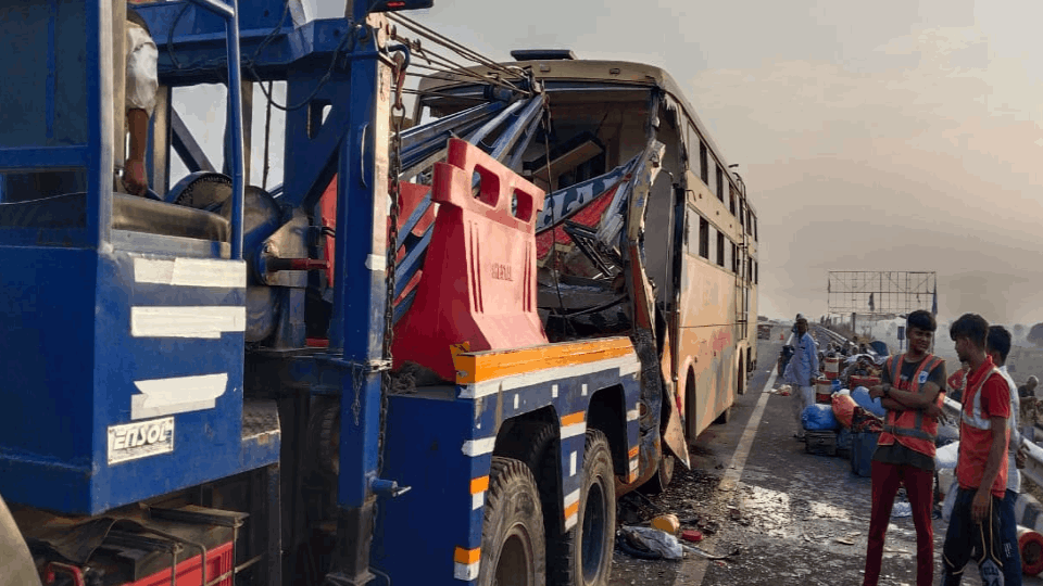 35 injured in collision between truck and double-decker bus on Delhi-Meerut Expressway in Modinagar