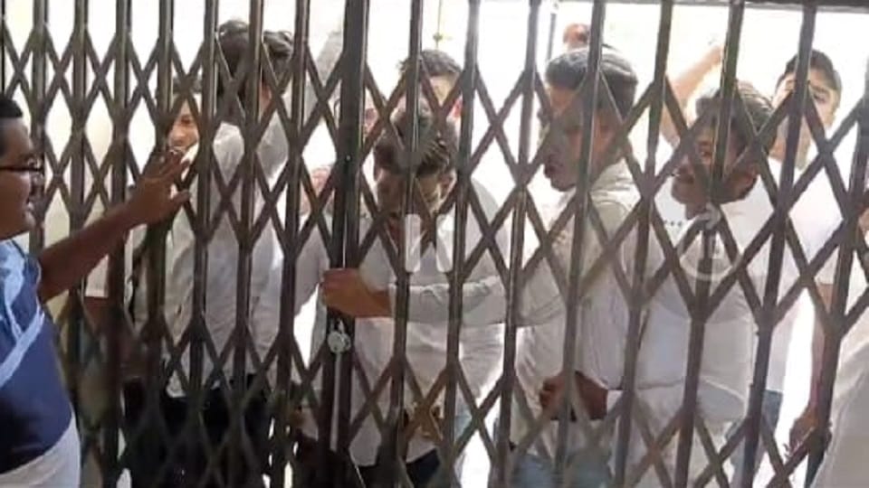 MBPG College students angry over technical glitch in Samarth portal and non-payment of fees in haldwani