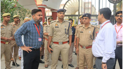 डीएम के महेंद्र सिंह तंवर के साथ अन्य लोग