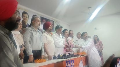 मनीष तिवारी पहुंचे कांग्रेस भवन