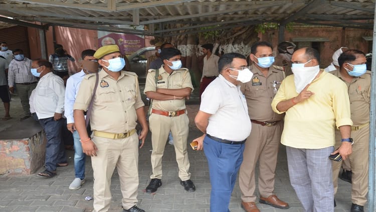 Aligarh: जिला अस्पताल में क्लोरीन का रिसाव, मची अफरा-तफरी, मरीजों को दूसरे स्थान पर कराया शिफ्ट