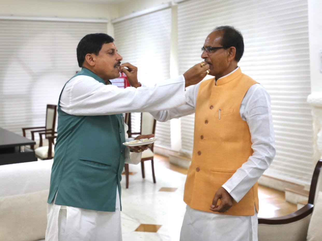 MP News: Clean sweep of BJP in MP, Shivraj reached Chief Minister's residence to meet CM on historic victory.