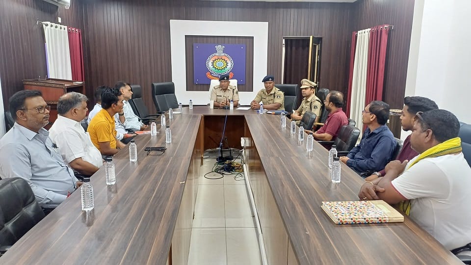 Meeting with petrol pump operators agreement on not giving petrol without helmet in Durg