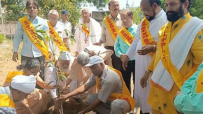 Ajmer News: Planted trees on World Environment Day, Sarvdharma Maitri Sangh took oath to save the environment