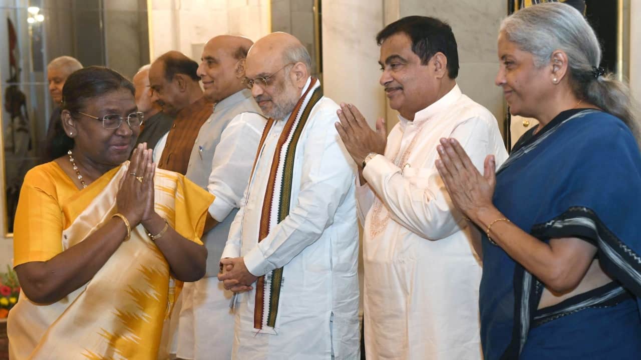 PM Modi and Cabinet Ministers at Rashtrapati Bhavan know all updates in hindi