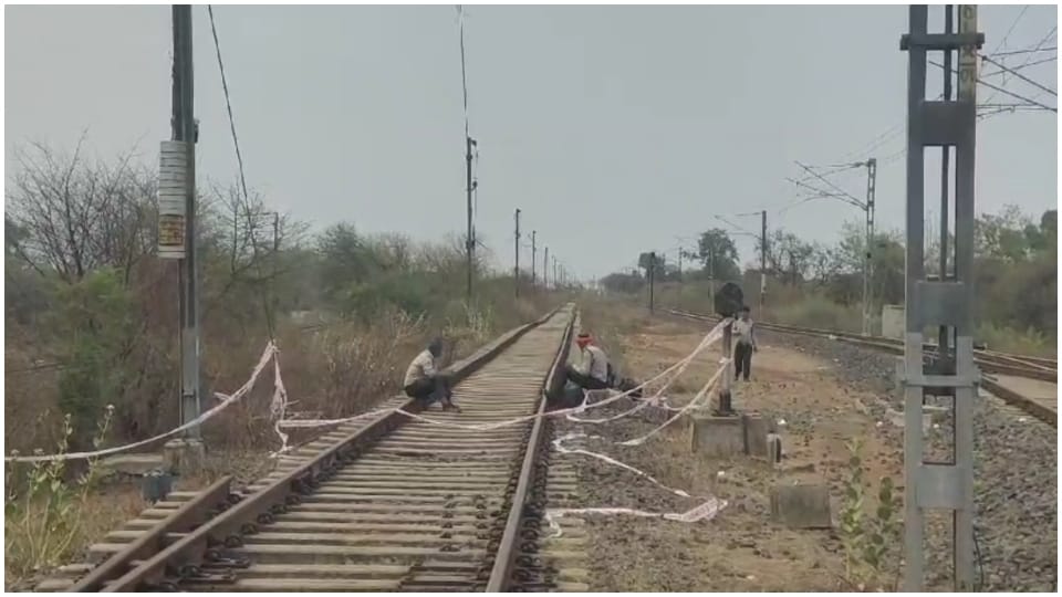 Sagar News: BPCL security lapse thieves stole OHE wire police started investigation