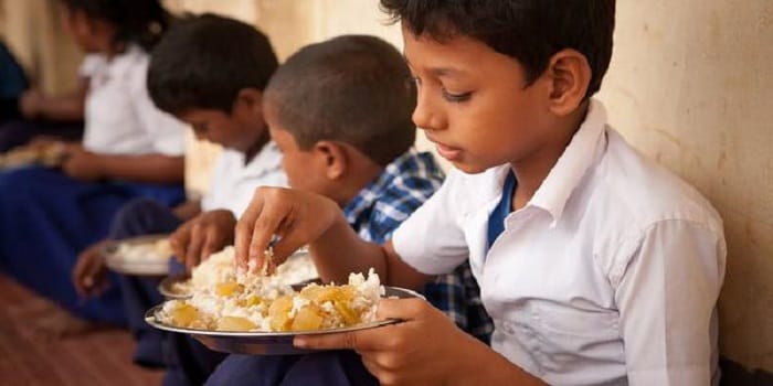 Bad food is available in government schools of Uttarakhand