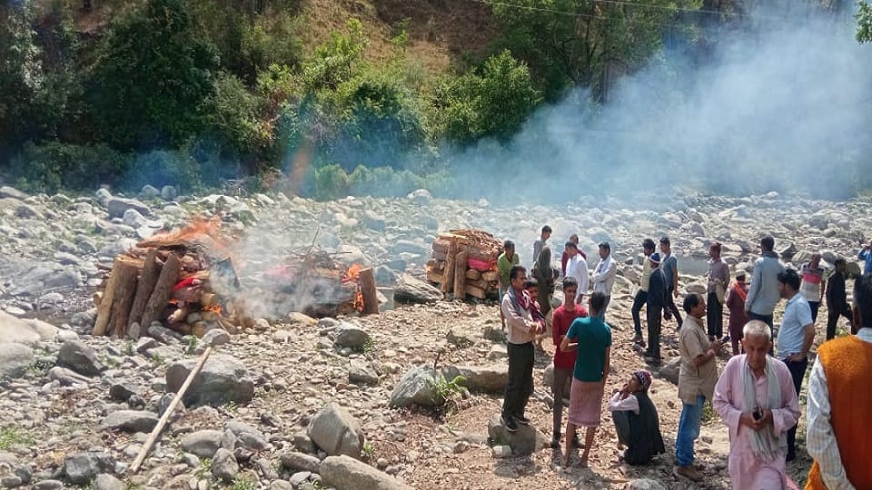 Last rites of those died in Patlot road accident nainital