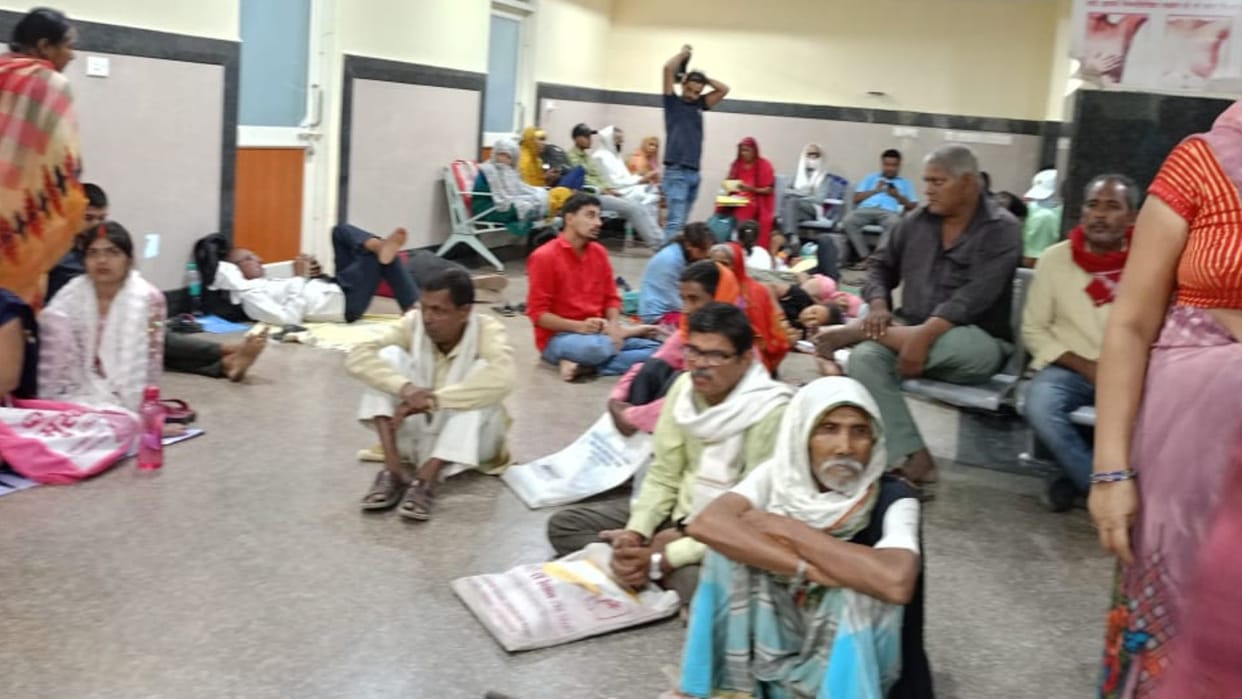 Amar Ujala investigation Dressing of cancer patients is being done near the bathroom gate in bhu hospital