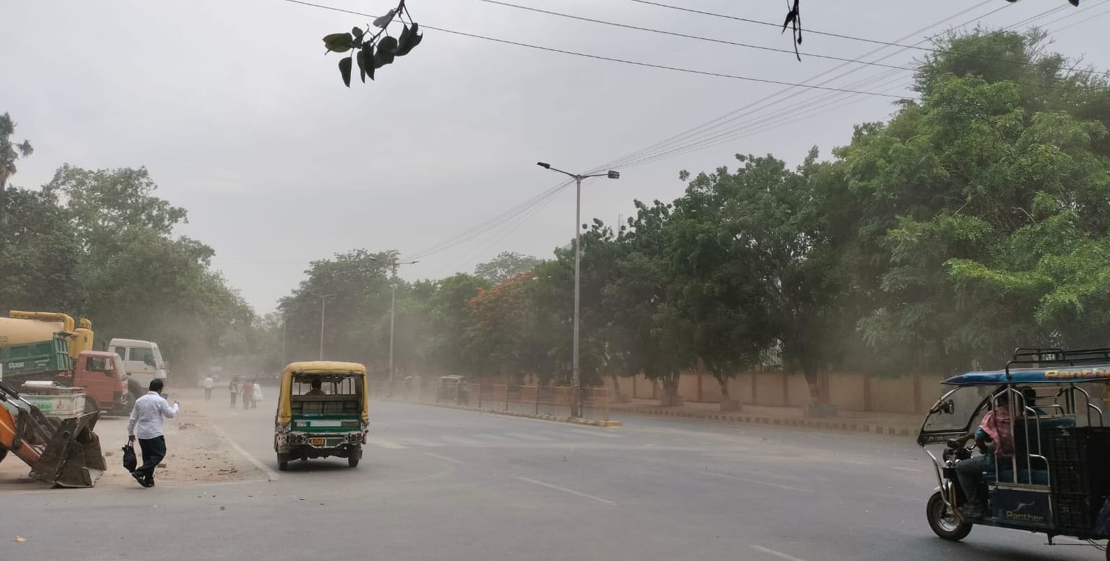 पटना में सुबह-सुबह तेज हवा चलने लगी।