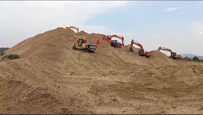MP News: Big action on illegal sand mining in Betul, fine of Rs 137 crore and Pokeland-JCB fine of Rs 1.25 cr
