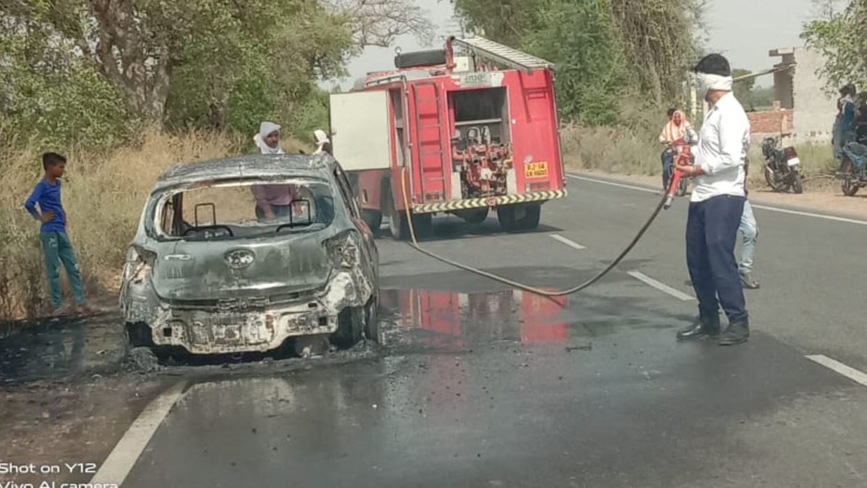 A moving car caught fire in Bharatpur