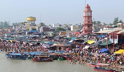 अमावस्या पर गढ़ मुक्तेश्वर में गंगा स्नान करते लोग