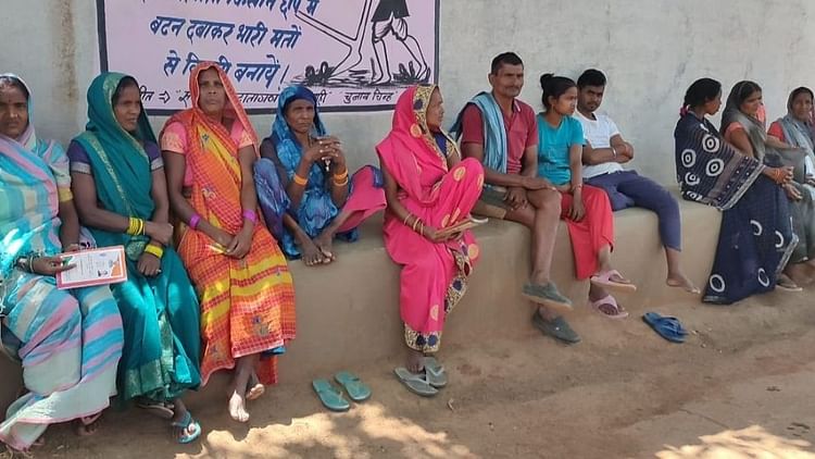 CG: ग्रामीणों के राशन में कटौती कर कोटेदार भर रहे अपना पेट, किराना दुकान से राशन खरीदने के लिए मजबूर हितग्राही
