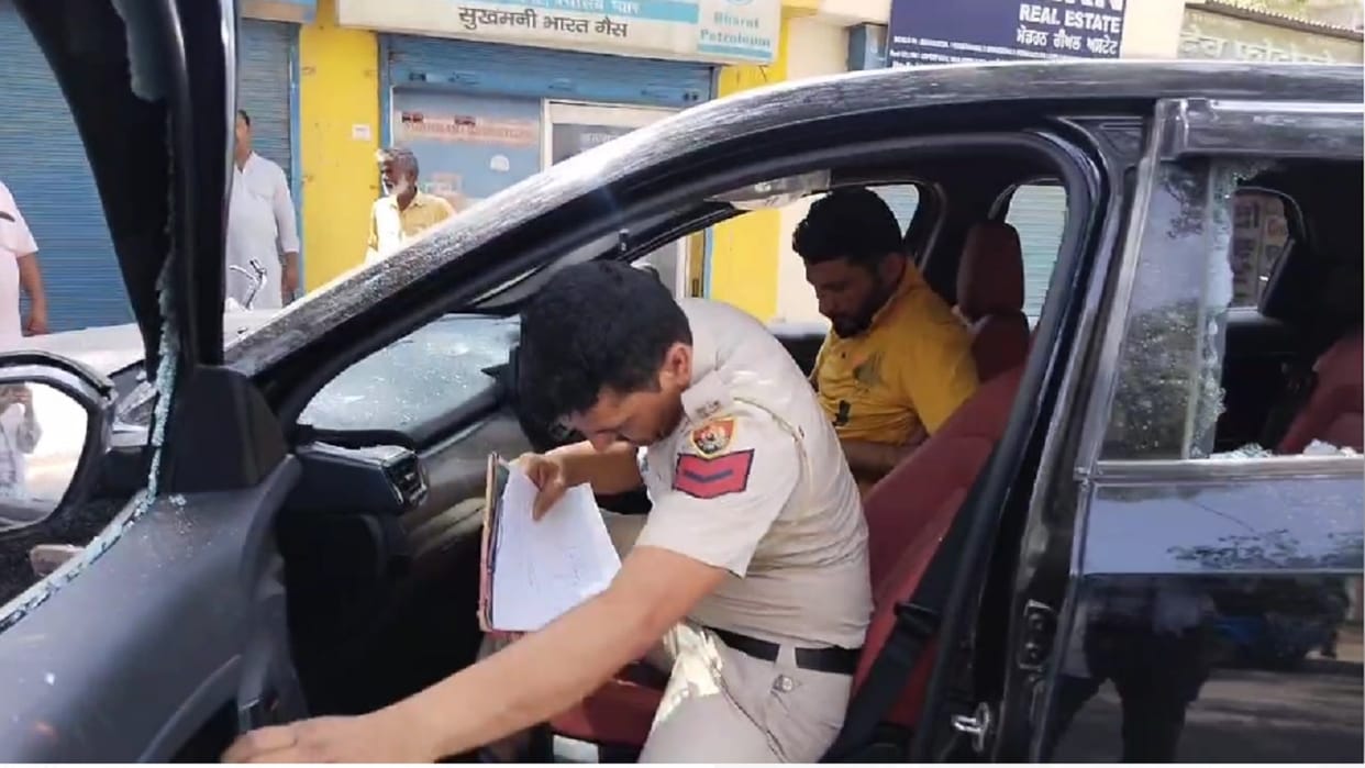 miscreants threw bricks on car due to enmity on old court road in Fatehabad, two youths saved their lives