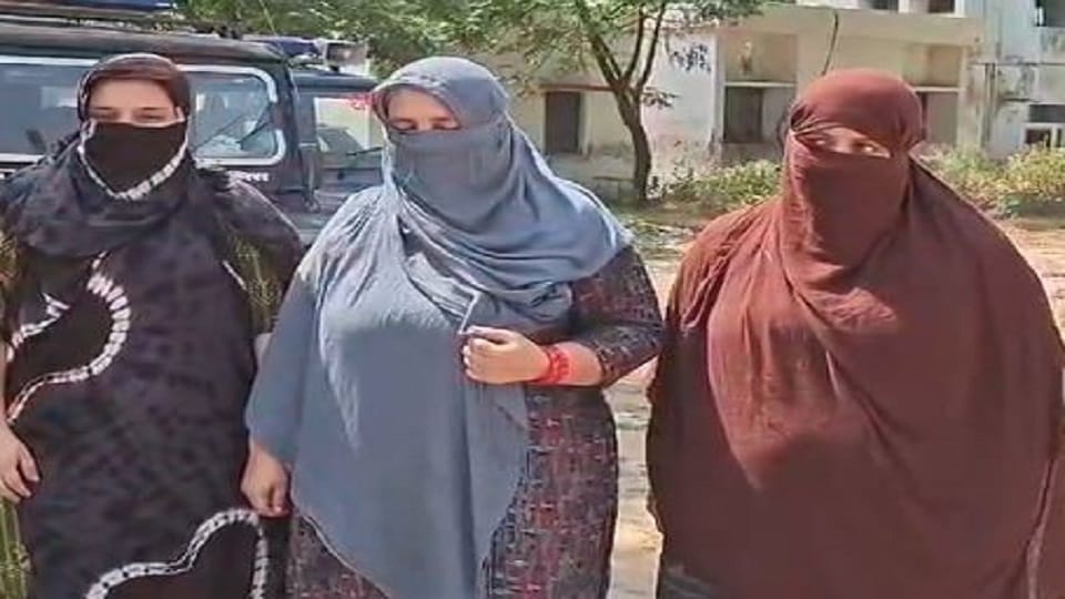 Etah police has arrested five members of Irani gang including three women