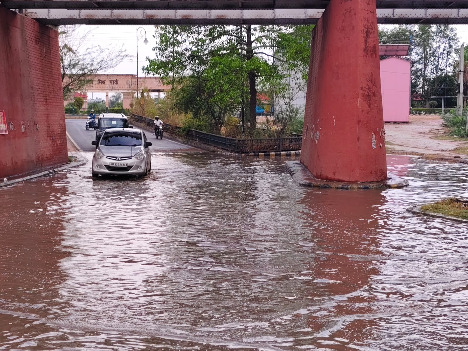 Lucknow: Weather changed, storm with rain caused devastation, trees fell on cars in many areas, pictures