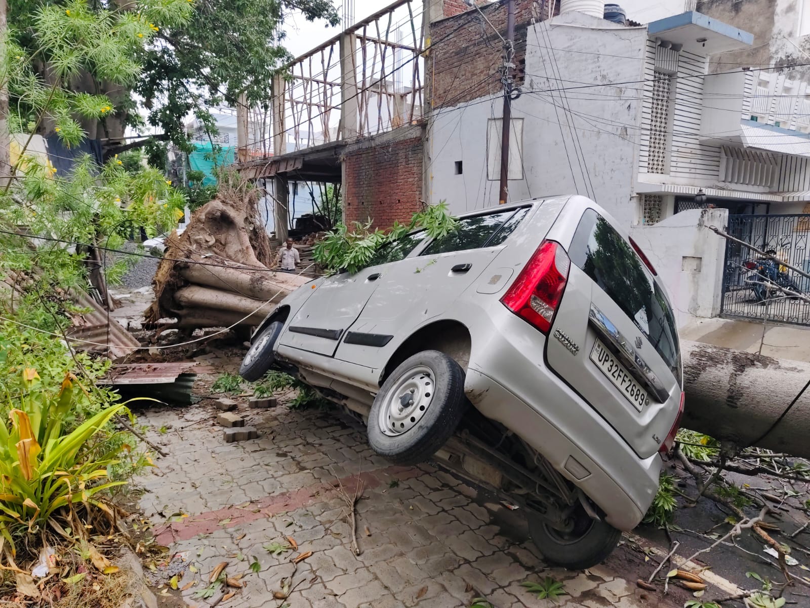 Lucknow: Weather changed, storm with rain caused devastation, trees fell on cars in many areas, pictures