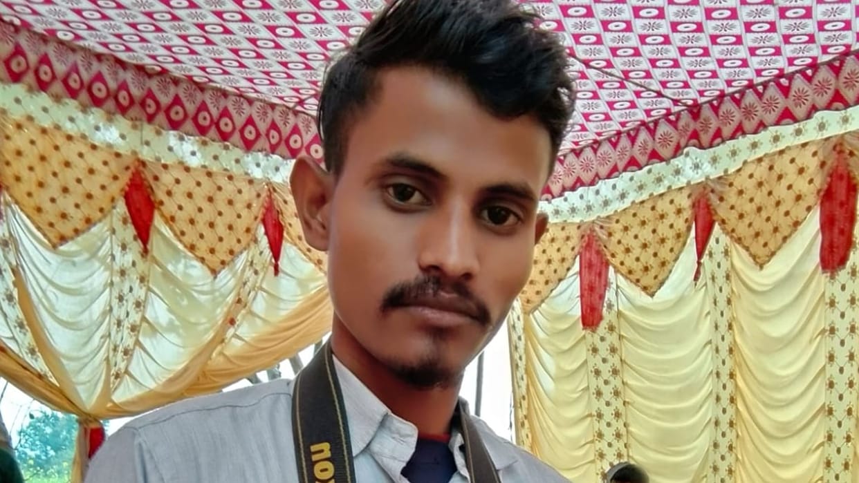 young man died on road accident in Bhadohi his brother death eight months ago
