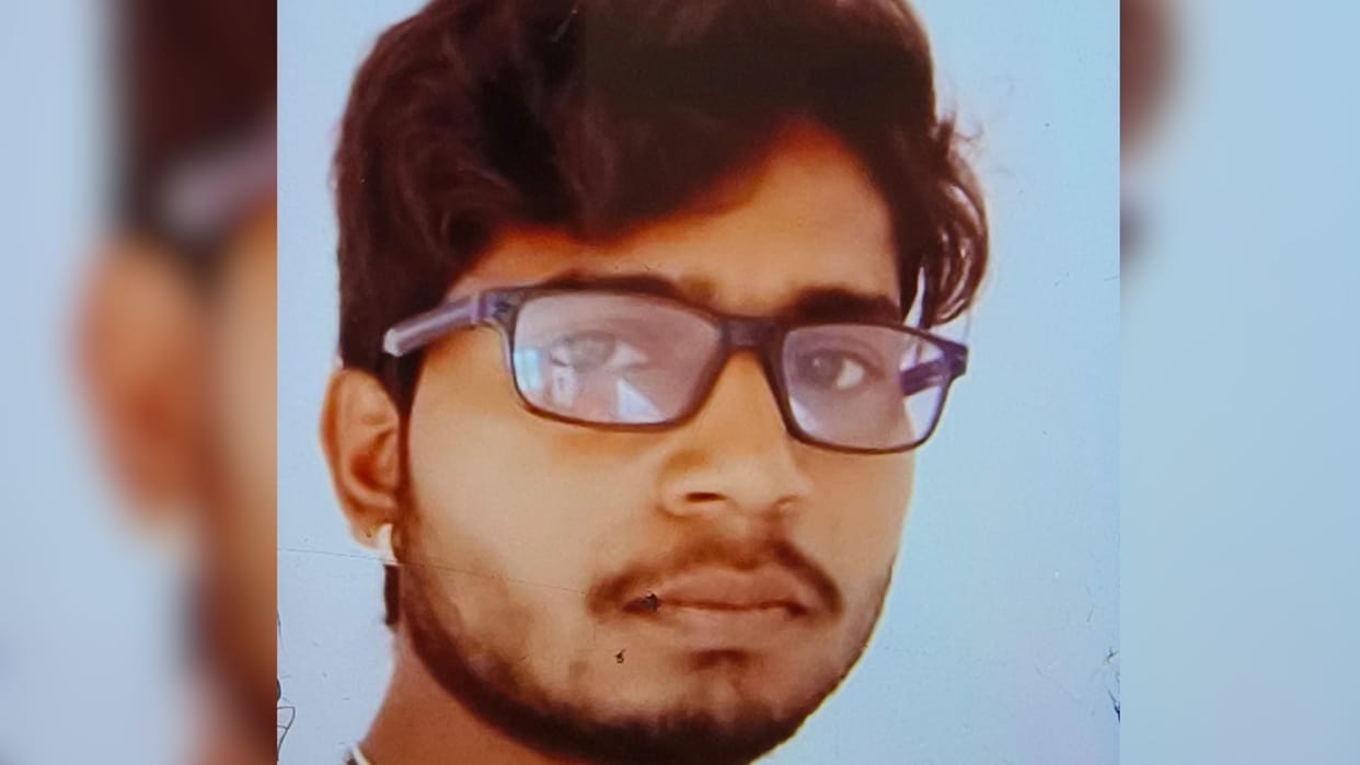 young man died in road accident after Collision of bike and moped in Varanasi