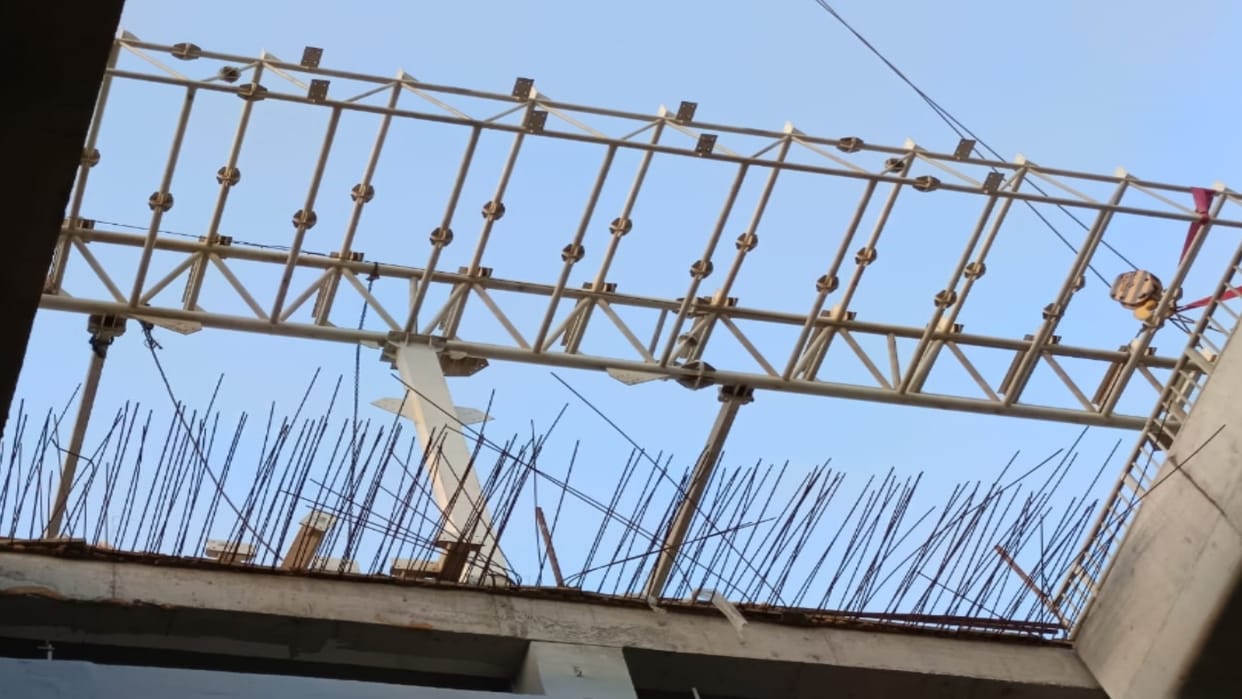An accident occurred during rapid construction in Meerut and one person was injured