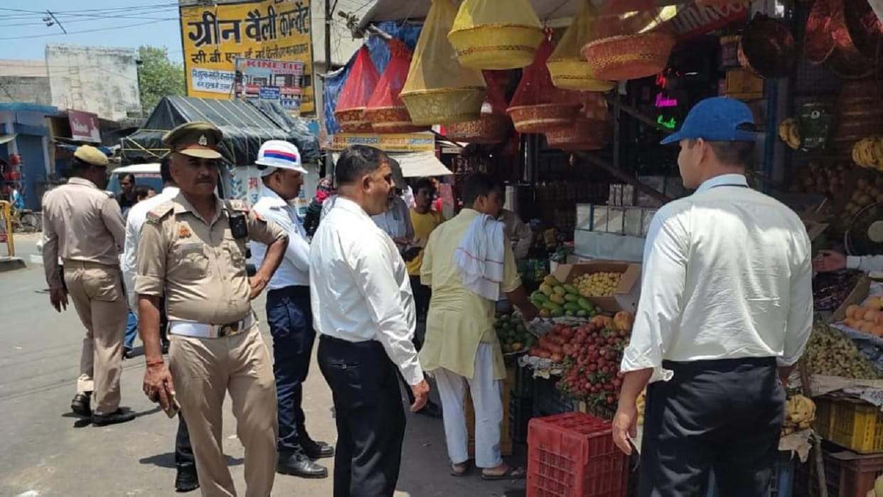 Municipal Corporation team along with the traffic police removed the encroachment in Shahjahanpur