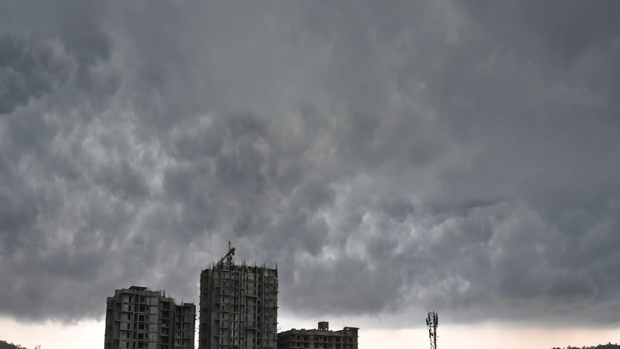 Noida Weather Storm caused damage at night and drizzle gave relief from heat