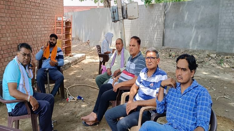 Hansi: गाय को पानी पिलाने गई थी महिला, जंजीर में फंसी तो दूर तक घसीटा; उपचार के दौरान मौत 2 Hansi: गाय को पानी पिलाने गई थी महिला, जंजीर में फंसी तो दूर तक घसीटा; उपचार के दौरान मौत