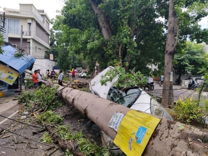 Lucknow: Weather changed, storm with rain caused devastation, trees fell on cars in many areas, pictures