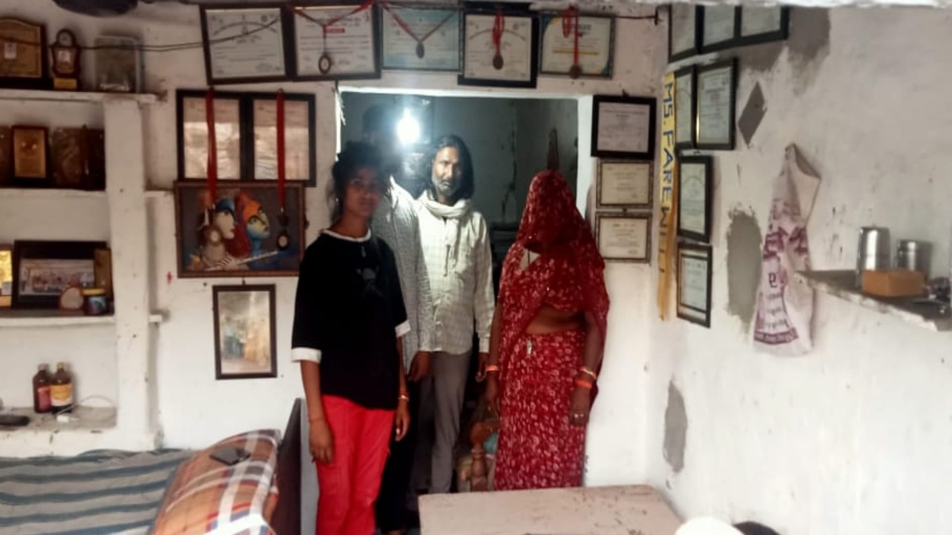 घर में आया बिजली कनेक्शन