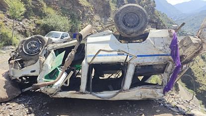 Road accident in Chamba Rakh Bindla Dhanada,Tata Sumo fell into a ditch