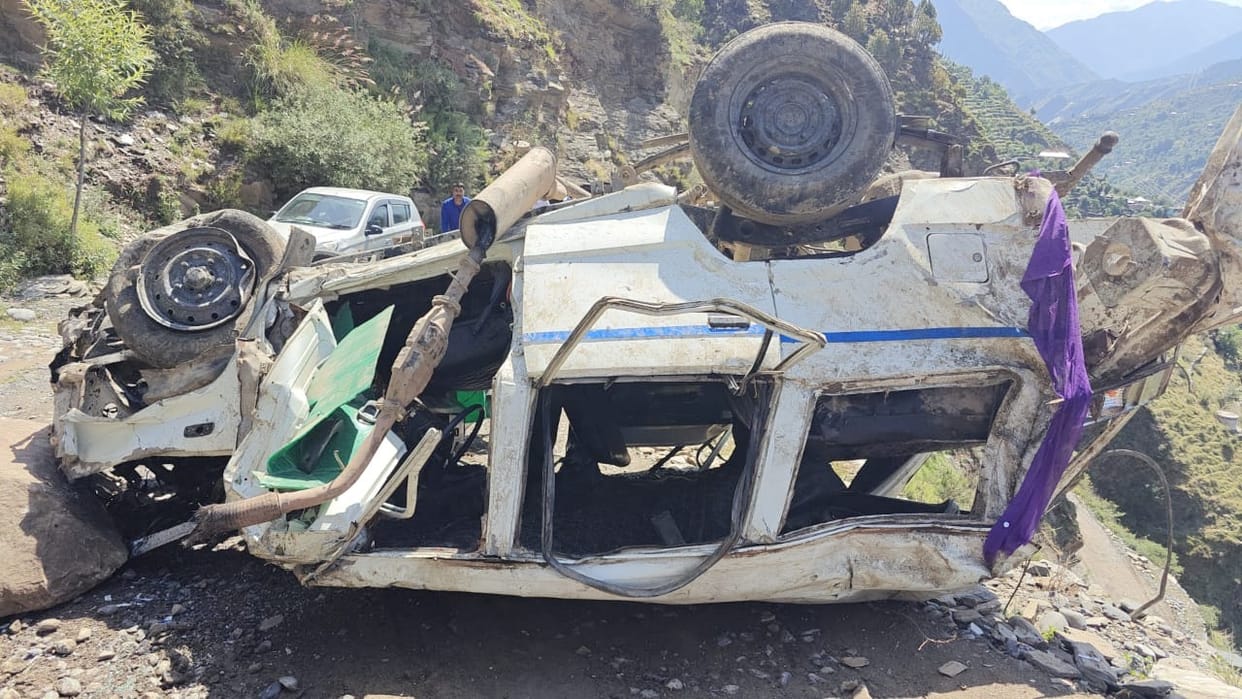 Road accident in Chamba Rakh Bindla Dhanada,Tata Sumo fell into a ditch