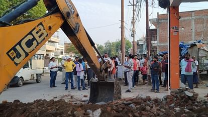 Widening: Bulldozer runs on houses in Naini, people's anger against PDA