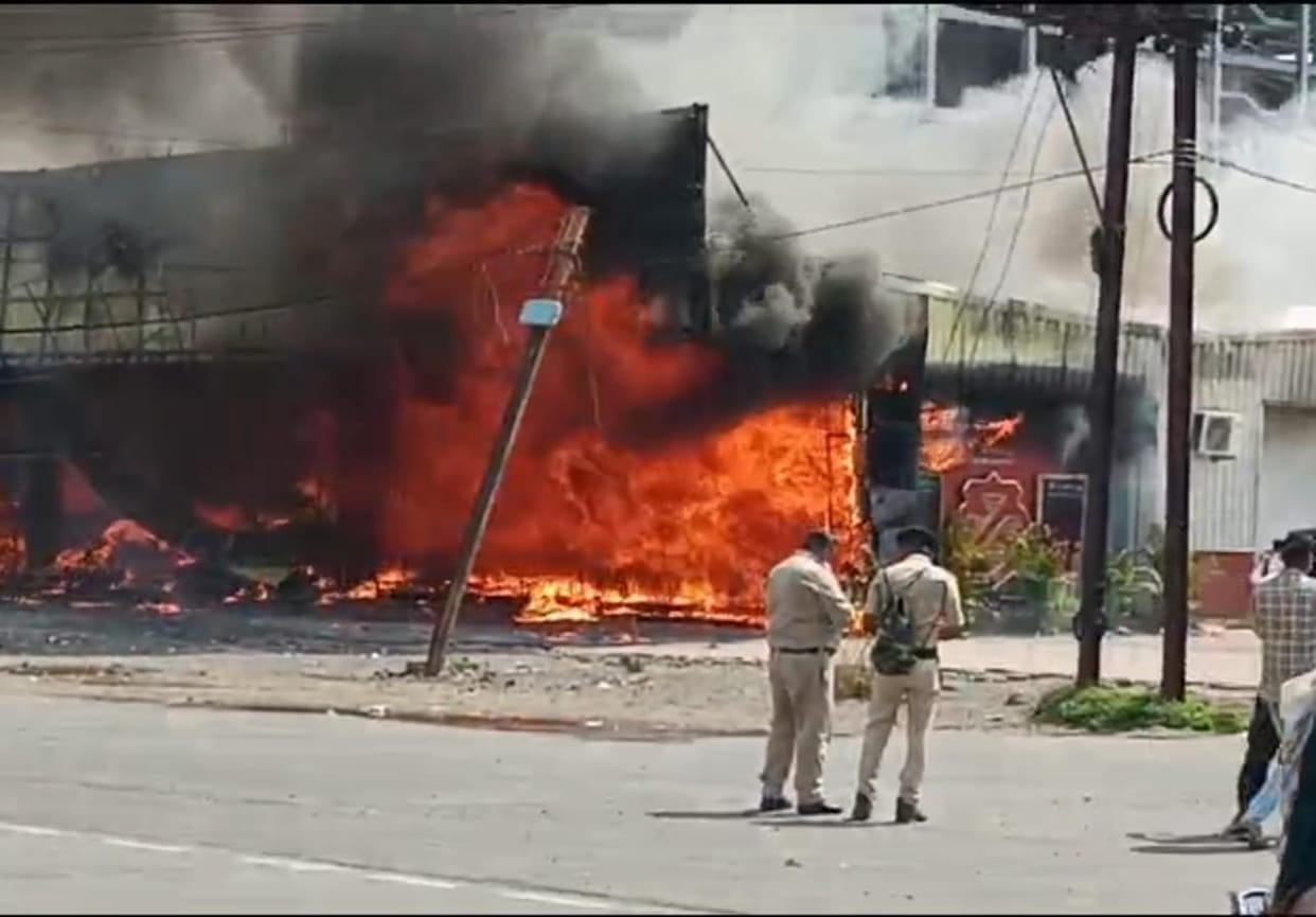 Indore: Fire broke out in a liquor shop on Indore bypass, liquor bottles burst with explosions.