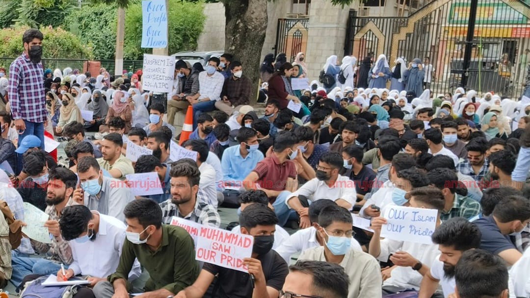 Srinagar: Protest in GMC srinagar against objectionable post graduation classes suspended till June 8