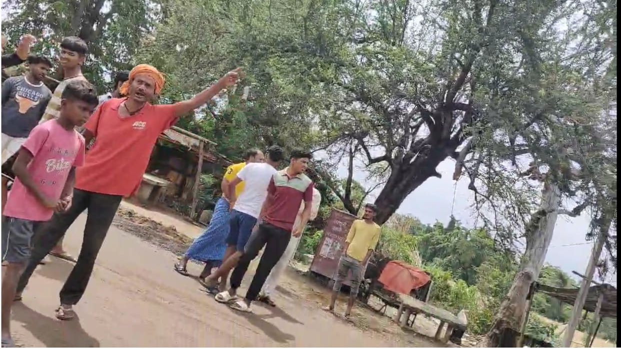 A video of a man being beaten with sticks in Deoria is going viral, several people are beating a man
