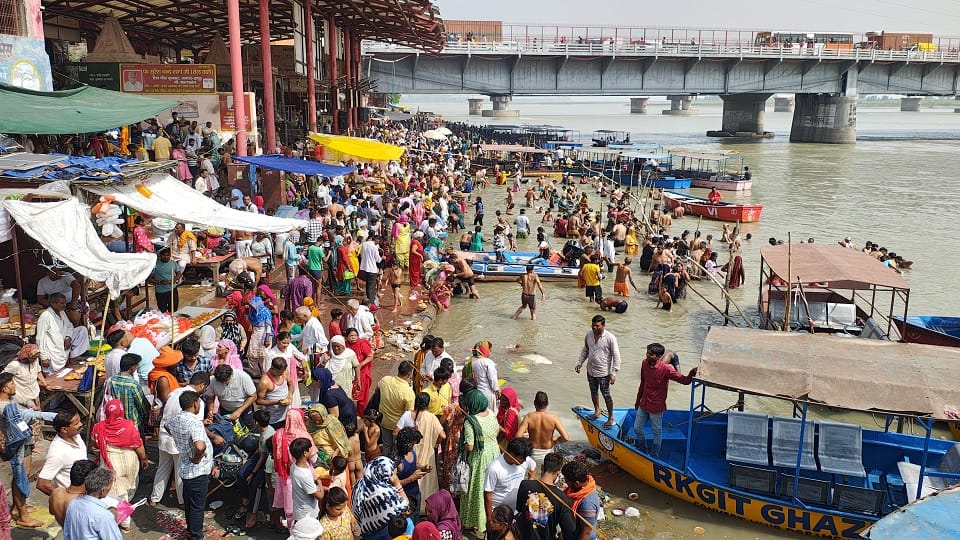 Devotees took bath in Ganga on Savitri Vat Amavasya